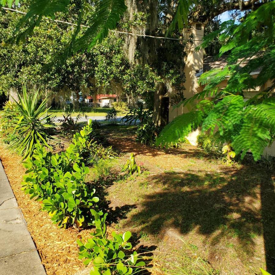 1 Beige Cozy Bungalow Or 1 White Cozy Efficiency Cottage In Titusville Exterior foto
