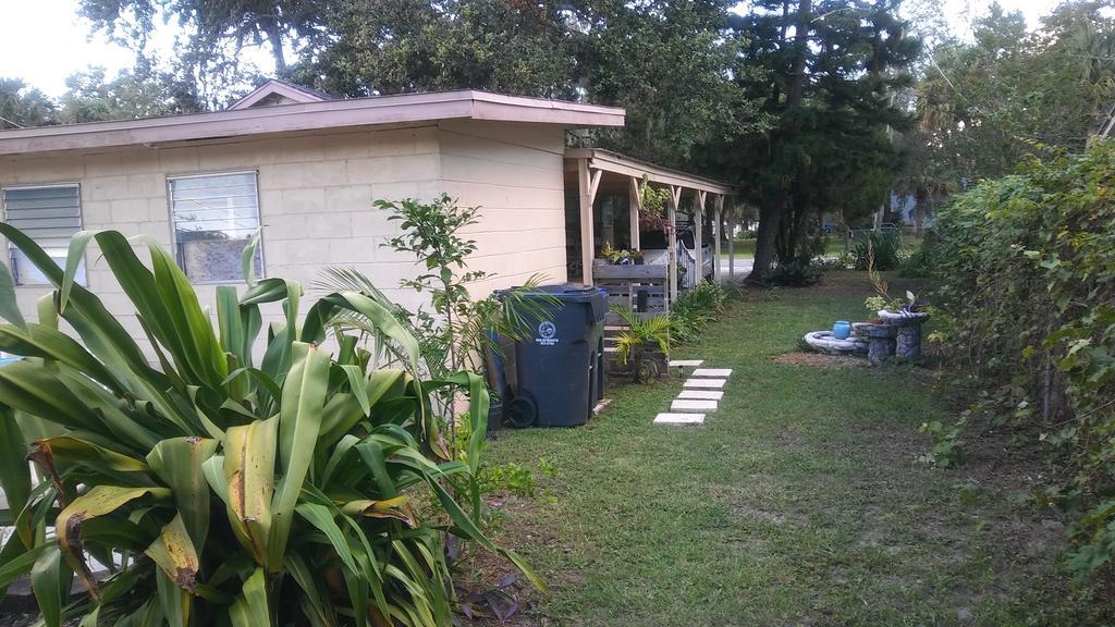 1 Beige Cozy Bungalow Or 1 White Cozy Efficiency Cottage In Titusville Exterior foto